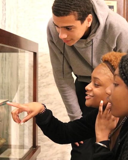 Students using the Mutter Museum to understand science 
