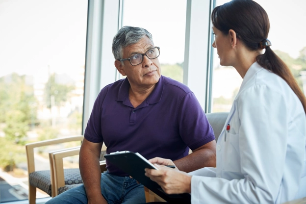 Doctora consultando a una hombre de edad major.