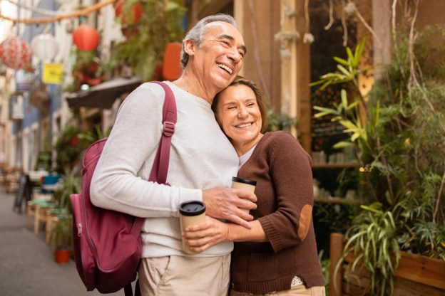 Pareja, un hombre y una mujer posando para una foto en vacaciones.